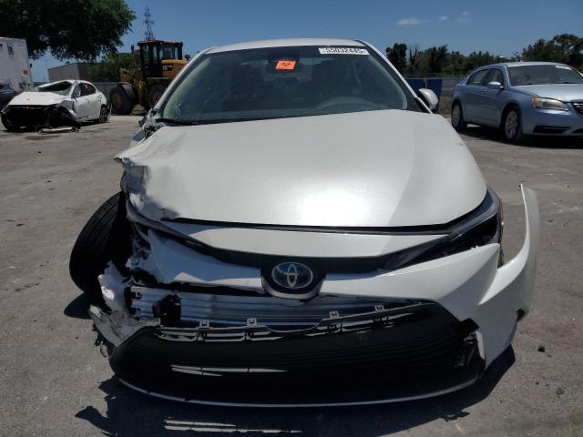 JTDBCMFE0PJ008033 - 2023 TOYOTA COROLLA LE 白色 照片 5
