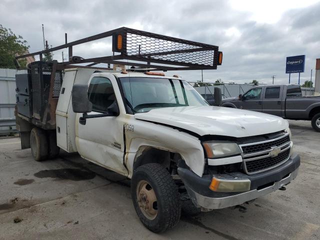 1GBJC34D57E142064 - 2007 CHEVROLET SILVERADO C3500 WHITE photo 4