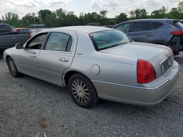 1LNHM81W74Y659785 - 2004 LINCOLN TOWN CAR EXECUTIVE Silber Foto 2