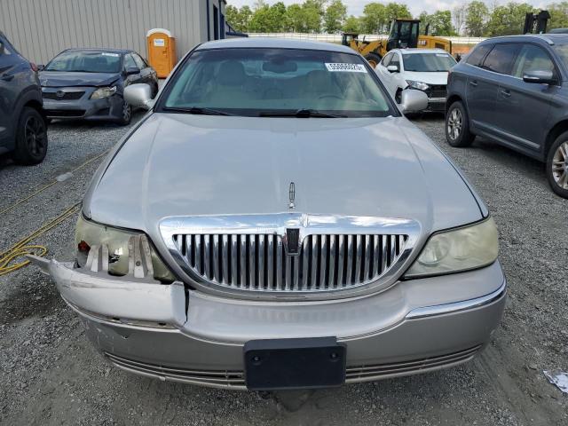 1LNHM81W74Y659785 - 2004 LINCOLN TOWN CAR EXECUTIVE Silber Foto 5