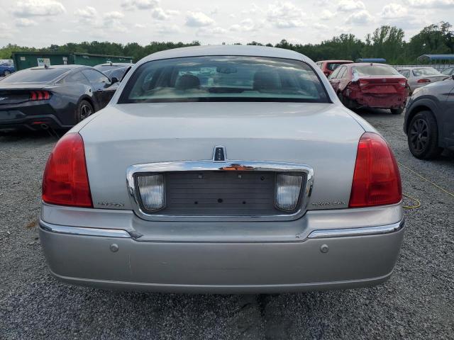 1LNHM81W74Y659785 - 2004 LINCOLN TOWN CAR EXECUTIVE Silber Foto 6