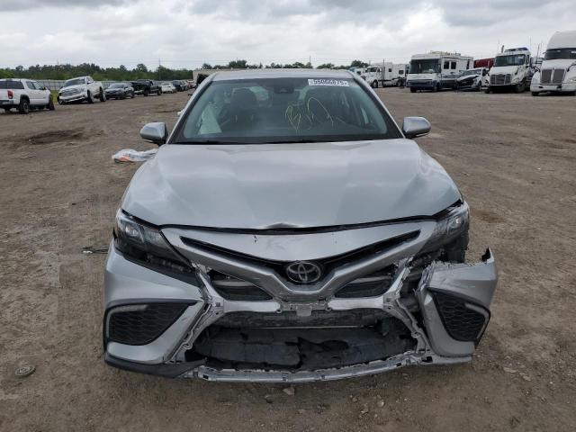 4T1G11AK4PU782433 - 2023 TOYOTA CAMRY SE NIGHT SHADE SILVER photo 5