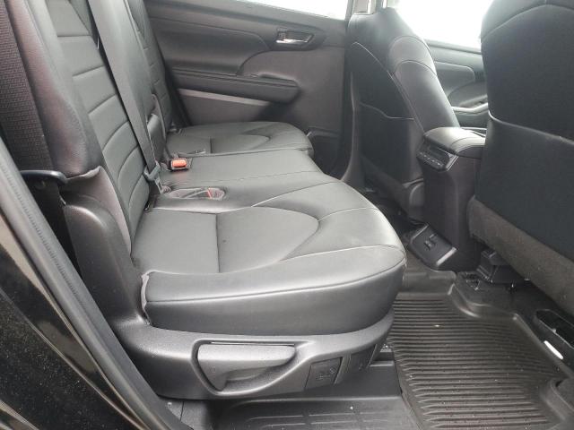 5TDGZRBH4NS581356 - 2022 TOYOTA HIGHLANDER XLE BLACK photo 11