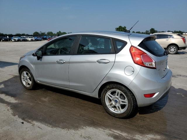 3FADP4EJ6JM110755 - 2018 FORD FIESTA SE SILVER photo 2