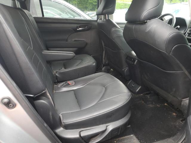 5TDGZRBH1MS094940 - 2021 TOYOTA HIGHLANDER XLE SILVER photo 11