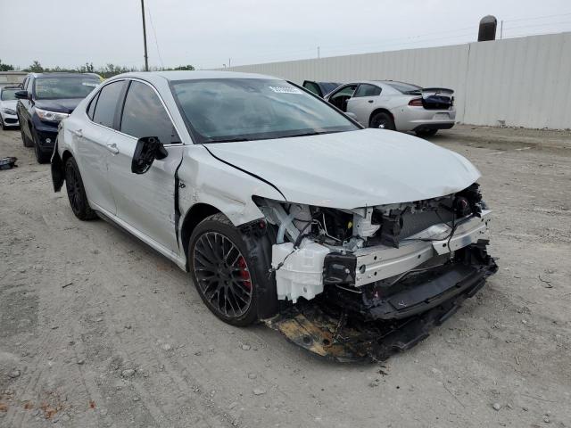 4T1G11AK3PU137207 - 2023 TOYOTA CAMRY SE NIGHT SHADE WHITE photo 4