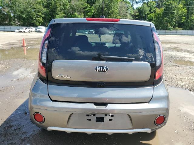 KNDJP3A56H7438262 - 2017 KIA SOUL + GRAY photo 6