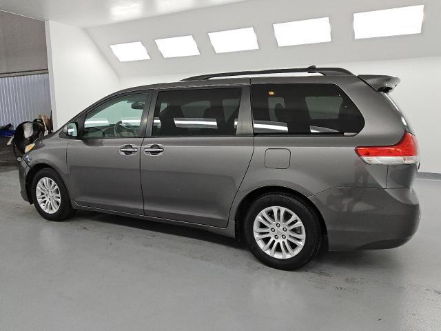 5TDYK3DC2BS013531 - 2011 TOYOTA SIENNA XLE GRAY photo 2