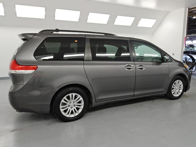 5TDYK3DC2BS013531 - 2011 TOYOTA SIENNA XLE GRAY photo 3