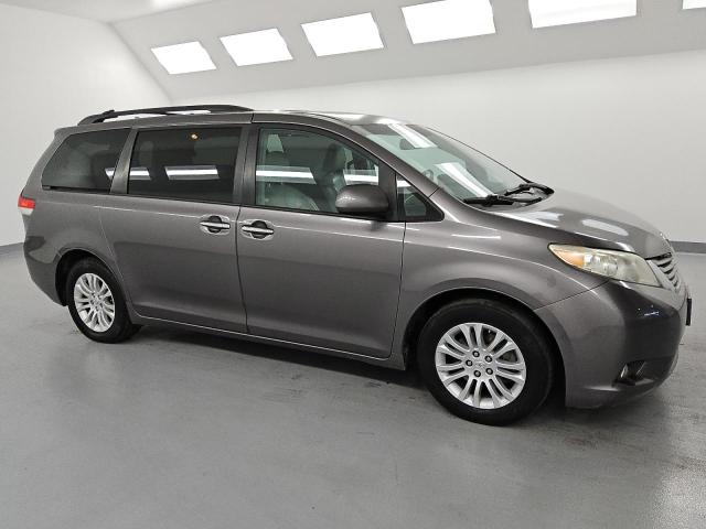 5TDYK3DC2BS013531 - 2011 TOYOTA SIENNA XLE GRAY photo 4