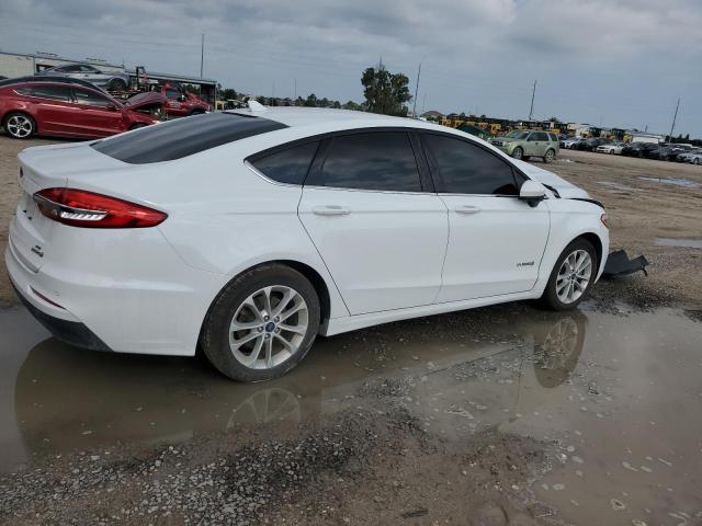 3FA6P0LUXKR119719 - 2019 FORD FUSION SE WHITE photo 3