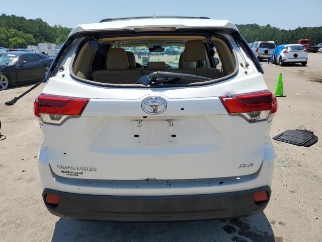 5TDKZRFH6HS519319 - 2017 TOYOTA HIGHLANDER SE WHITE photo 6