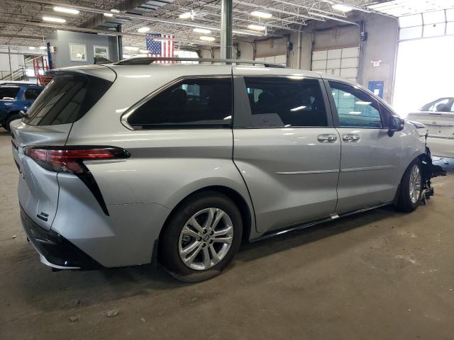 5TDCSKFC9PS082757 - 2023 TOYOTA SIENNA XSE SILVER photo 3