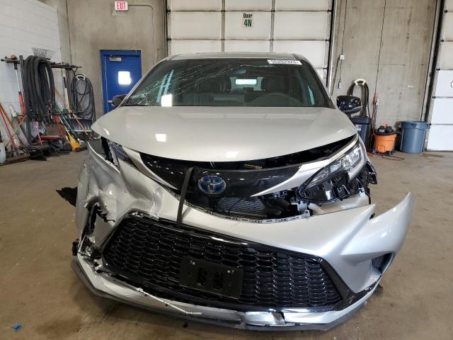 5TDCSKFC9PS082757 - 2023 TOYOTA SIENNA XSE SILVER photo 5