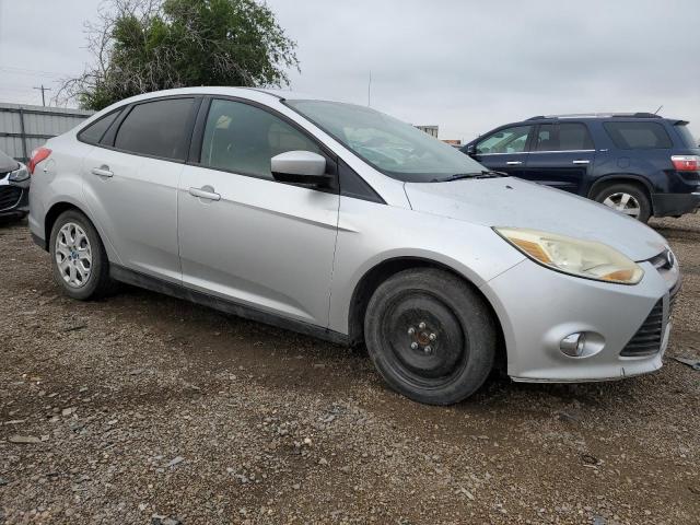 1FAHP3F27CL146882 - 2012 FORD FOCUS SE SILVER photo 4