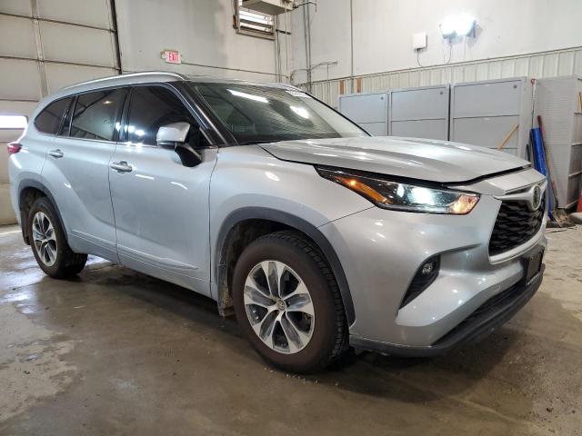 5TDGZRBH4MS555760 - 2021 TOYOTA HIGHLANDER XLE Արծաթագույն լուսանկար 4