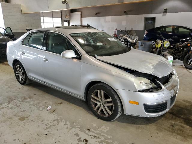 3VWDF71K65M636125 - 2005 VOLKSWAGEN NEW JETTA 2.5L OPTION PACKAGE 2 SILVER photo 4