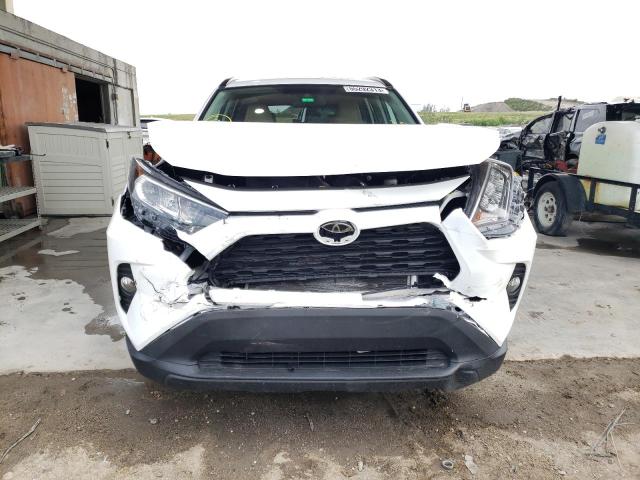 2T3C1RFV8KC030476 - 2019 TOYOTA RAV4 XLE PREMIUM WHITE photo 5