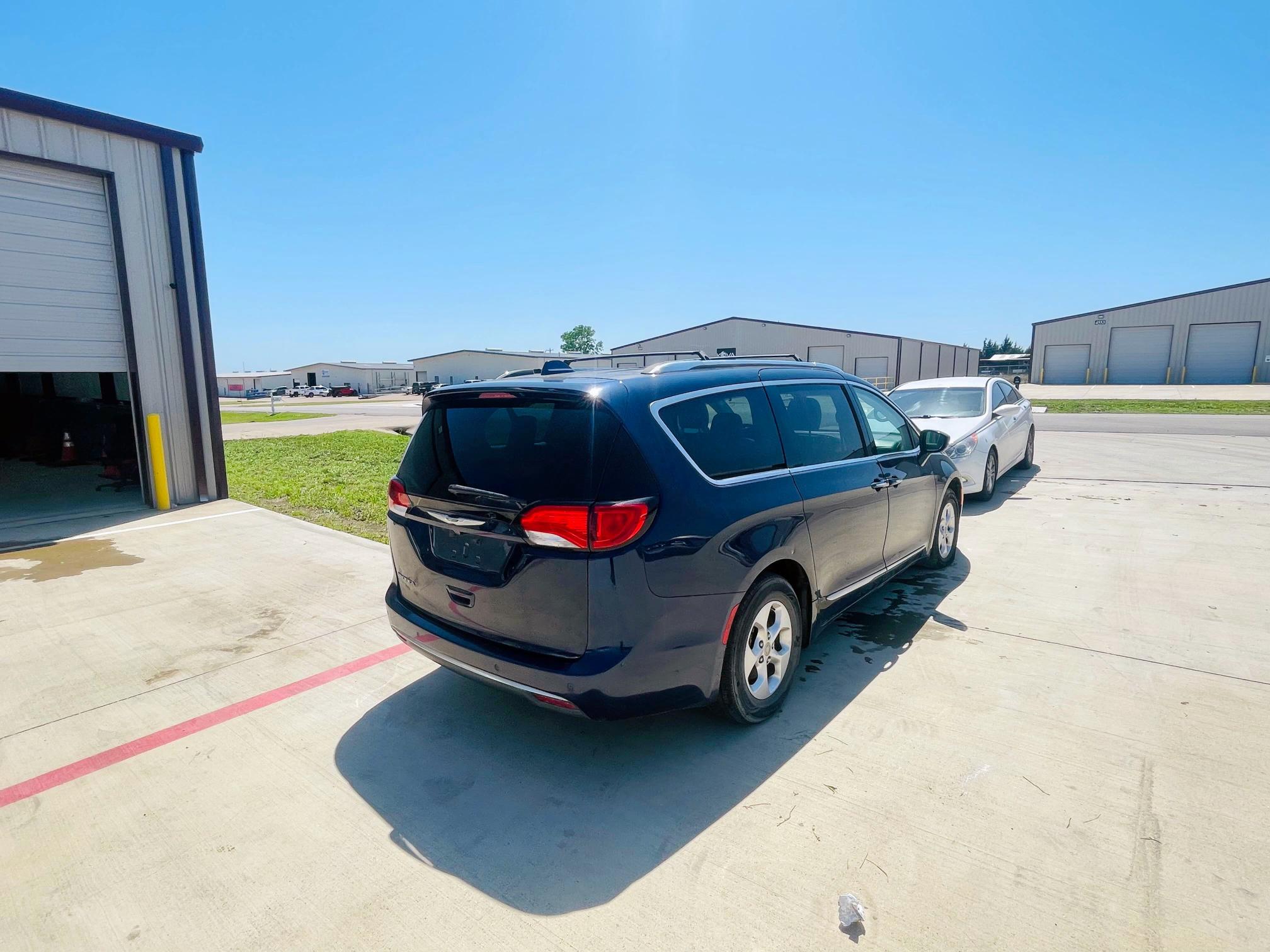 2C4RC1EG2HR811746 - 2017 CHRYSLER PACIFICA TOURING L PLUS BLUE photo 4