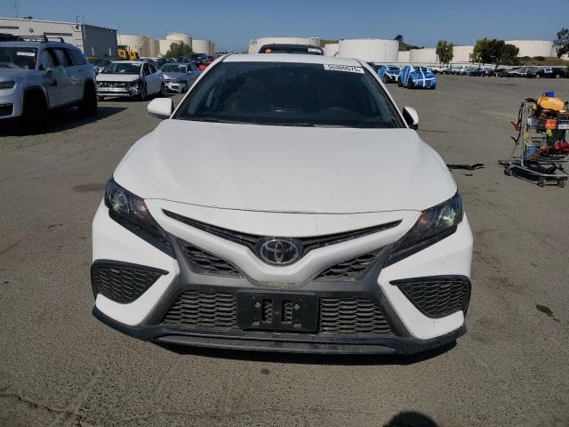 4T1T11BK1RU114184 - 2024 TOYOTA CAMRY SE NIGHT SHADE WHITE photo 5