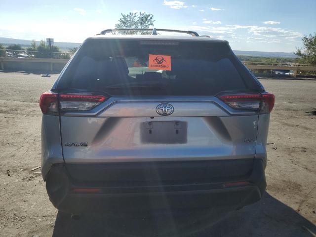 2T3H1RFV1KC015842 - 2019 TOYOTA RAV4 LE Silber Foto 6