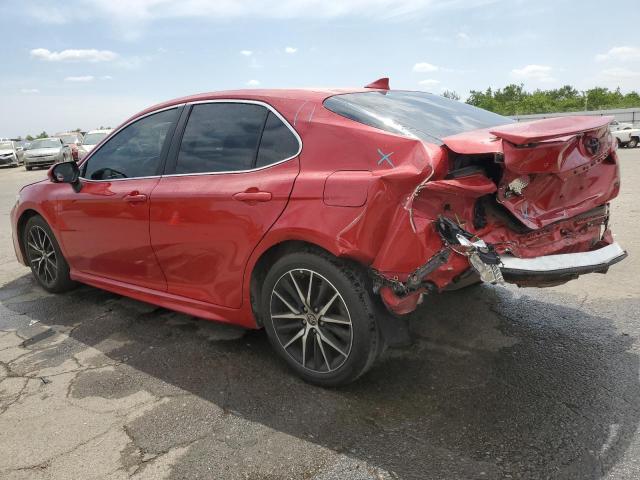 4T1T11AK0MU485184 - 2021 TOYOTA CAMRY SE RED photo 2