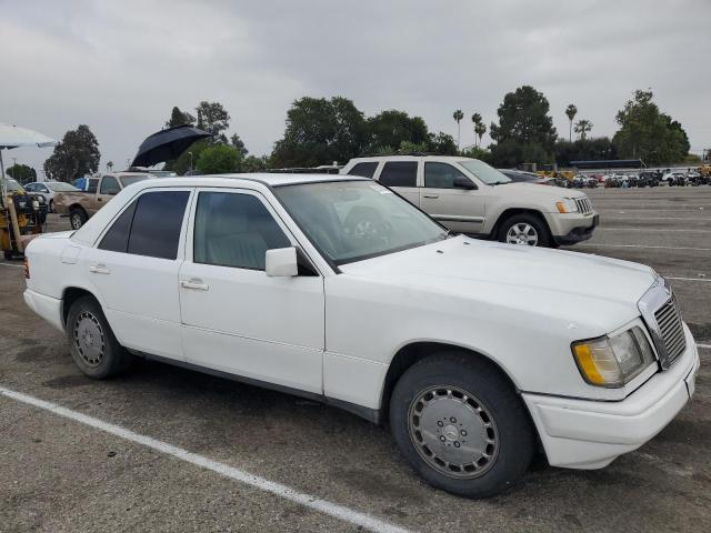 WDBEA26D4HA464213 - 1987 MERCEDES-BENZ 260 E WHITE photo 4