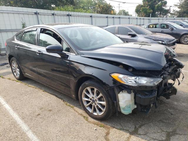 3FA6P0HD4HR303555 - 2017 FORD FUSION SE BLACK photo 4