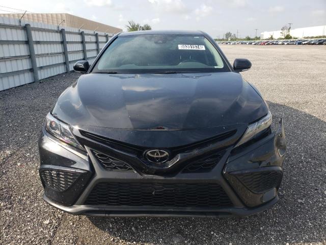 4T1T11AKXPU175340 - 2023 TOYOTA CAMRY SE NIGHT SHADE BLACK photo 5