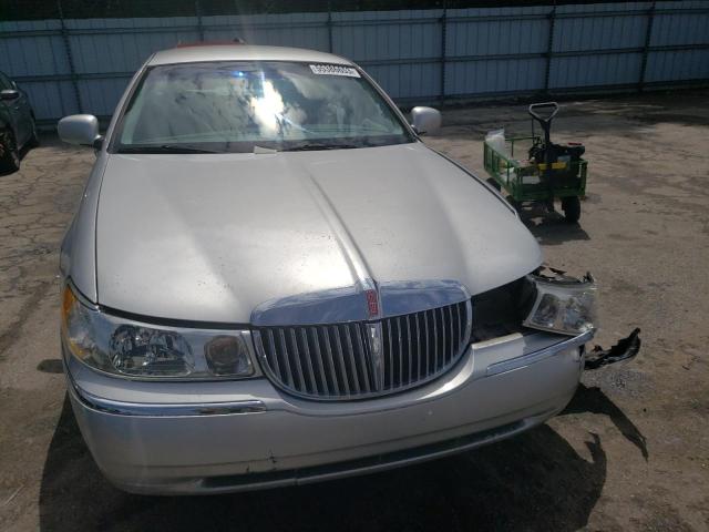 1LNHM81W7YY880356 - 2000 LINCOLN TOWN CAR EXECUTIVE SILVER photo 5
