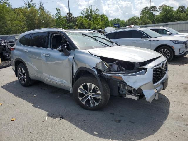 5TDGZRBH3NS254141 - 2022 TOYOTA HIGHLANDER XLE 银色 照片 4