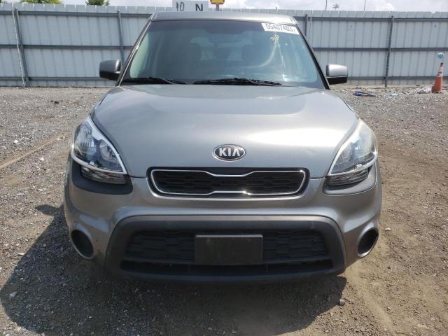 KNDJT2A55D7552303 - 2013 KIA SOUL GRAY photo 5