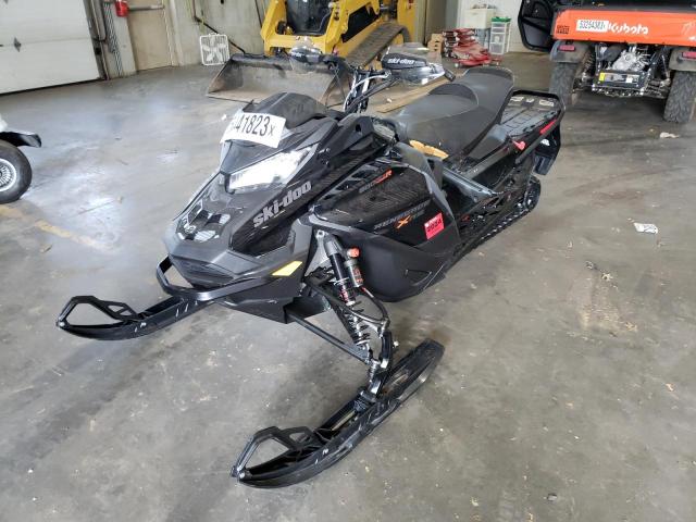 2BPSDANA3NV000051 - 2022 SKI DOO RENEGADE BLACK photo 2