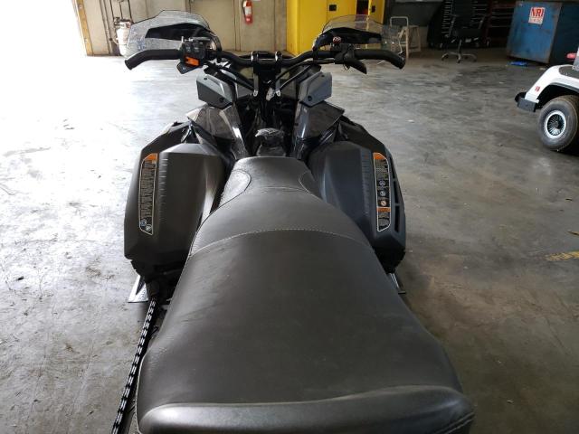 2BPSDANA3NV000051 - 2022 SKI DOO RENEGADE BLACK photo 5