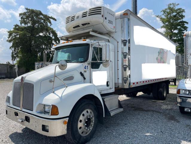 2NKMHY7X27M205925 - 2007 KENWORTH CONSTRUCTI T300 WHITE photo 2