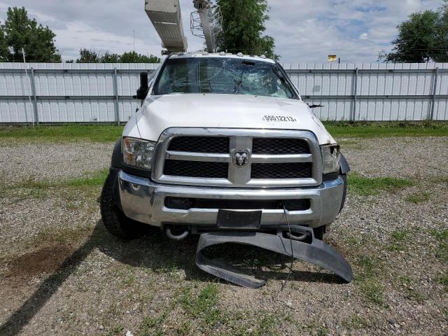 3C7WRNBL1JG224947 - 2018 RAM 5500 WHITE photo 5