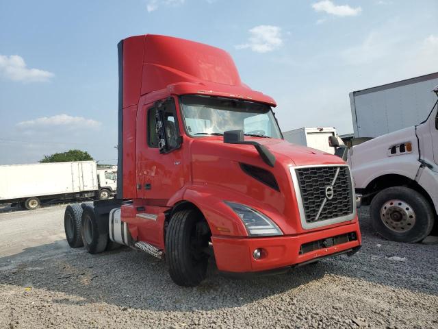 4V4WC9EG4LN239266 - 2020 VOLVO VNR RED photo 1