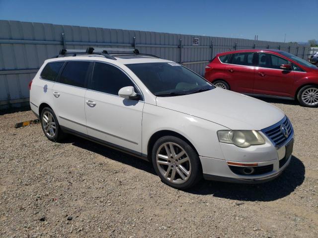 WVWTK93C48E090351 - 2008 VOLKSWAGEN PASSAT WAGON LUX WHITE photo 4