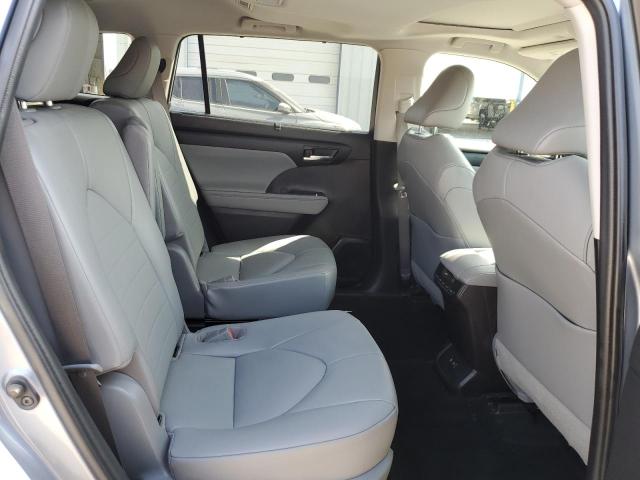 5TDGZRAH5MS039568 - 2021 TOYOTA HIGHLANDER XLE SILVER photo 11