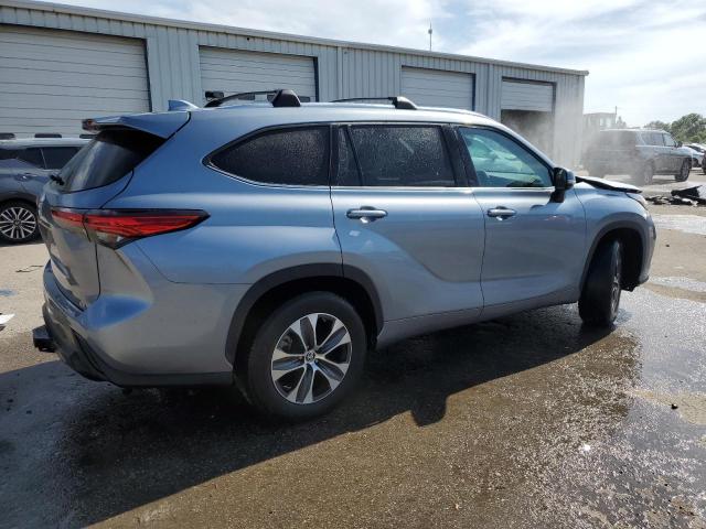 5TDGZRAH5MS039568 - 2021 TOYOTA HIGHLANDER XLE SILVER photo 3