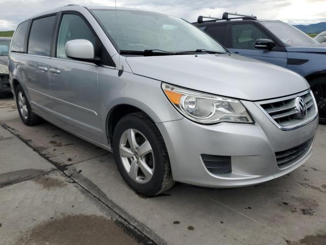 2V4RW3DG5BR738941 - 2011 VOLKSWAGEN ROUTAN SE SILVER photo 4