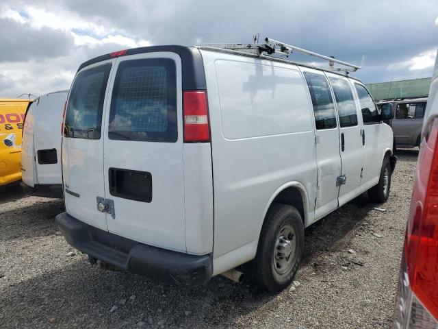 1GCGG25V571115062 - 2007 CHEVROLET EXPRESS G2 WHITE photo 3