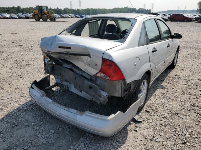 1FAFP34Z64W139820 - 2004 FORD FOCUS SE COMFORT SILVER photo 3