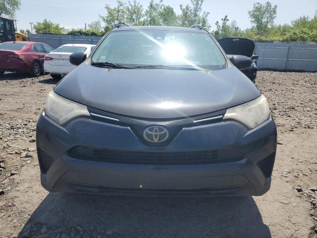 JTMBFREVXJJ204056 - 2018 TOYOTA RAV4 LE ლურჯი ფოტო 5