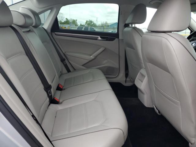 1VWDT7A36HC052606 - 2017 VOLKSWAGEN PASSAT R-LINE Արծաթագույն լուսանկար 10