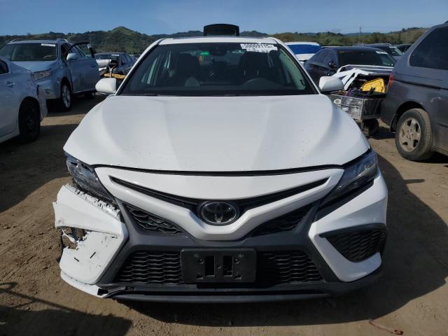 4T1S11AK2RU217532 - 2024 TOYOTA CAMRY SE NIGHT SHADE WHITE photo 5