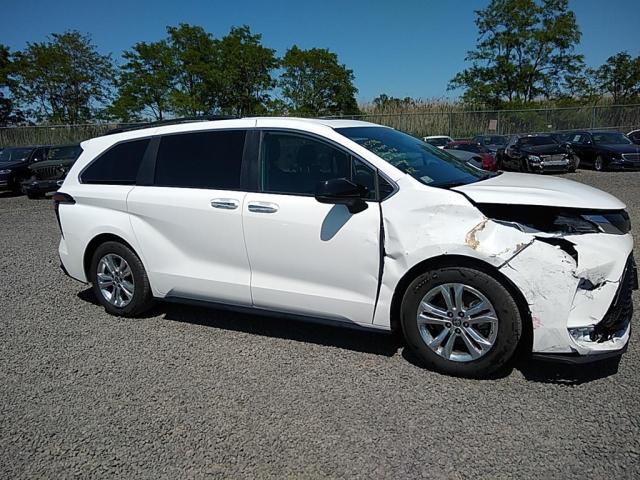 5TDDSKFC4NS047089 - 2022 TOYOTA SIENNA XSE WHITE photo 2