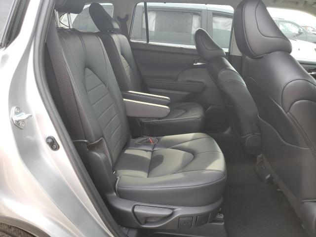5TDGZRAH4NS125780 - 2022 TOYOTA HIGHLANDER XLE Silber Foto 11