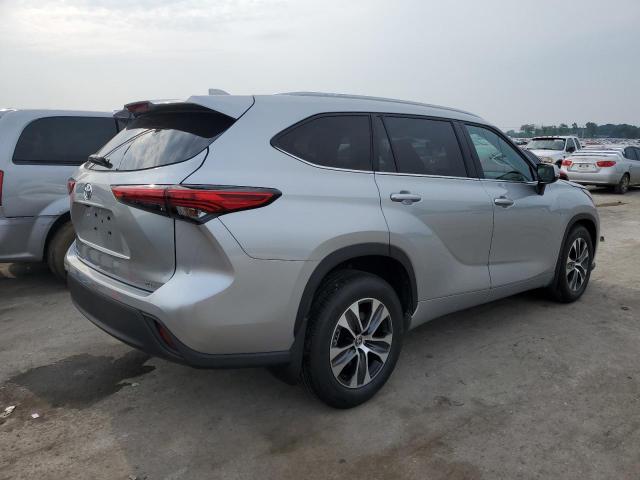 5TDGZRAH4NS125780 - 2022 TOYOTA HIGHLANDER XLE Silber Foto 3