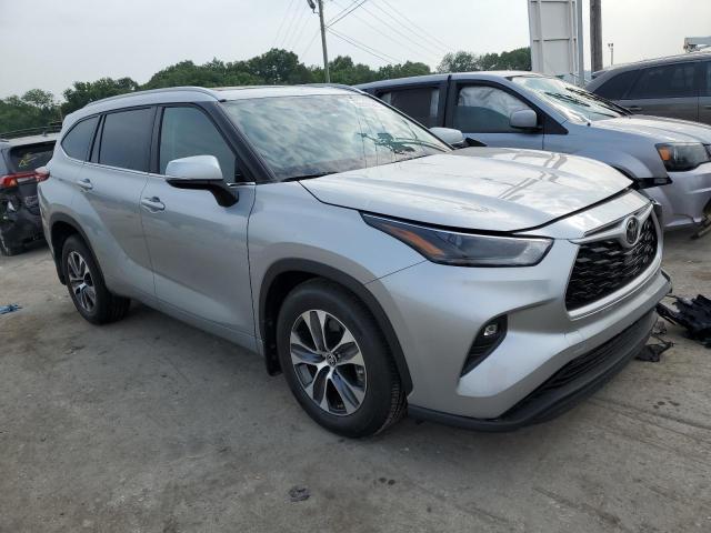 5TDGZRAH4NS125780 - 2022 TOYOTA HIGHLANDER XLE Silber Foto 4